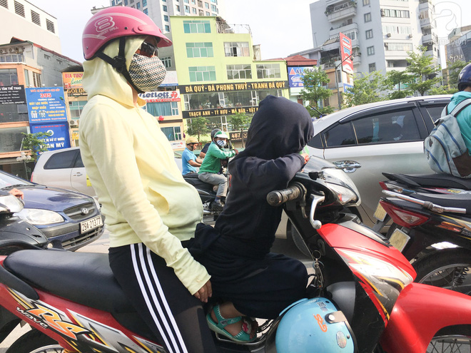 Muôn kiểu chống nắng nóng của người Hà Nội trong những ngày đầu hè